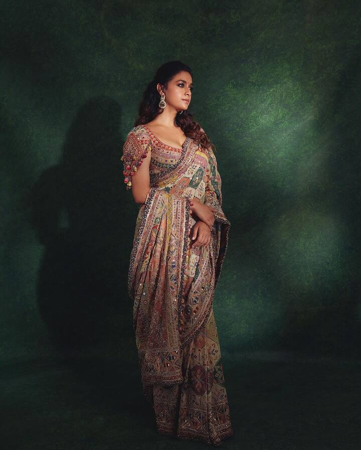 మహానటి సినిమాతో దేశవ్యాప్తంగా గుర్తింపు తెచ్చుకుంది కీర్తి. సావిత్రి గారి పాత్రలో కీర్తి ఒదిగిపోయింది. తన నటనకు జాతీయ స్థాయిలో అవార్డు కూడా లభించింది.(Images Source : Instagram/Keerthy Suresh)