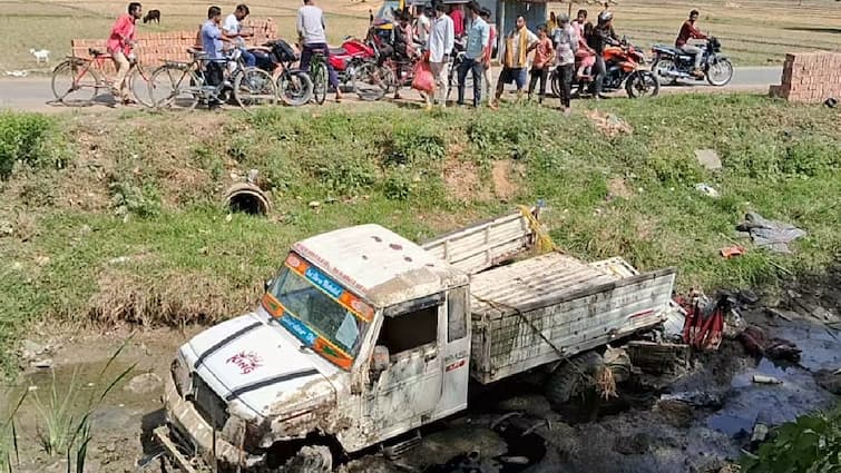 Bihar Banka DJ vehicle running away from police overturns in canal two minors Died  ANN Banka Accident: बांका में पुलिस से बचकर भाग रहा था चालक, डीजे वाहन नहर में पलटा, दो नाबालिग की मौत