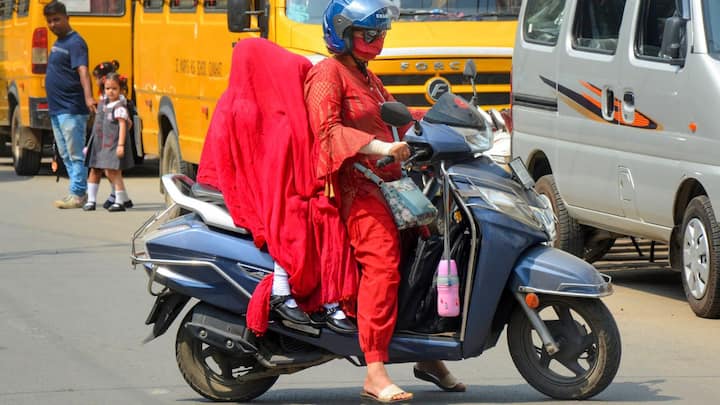 বৈশাখের শুরুতেই রেকর্ড গরম। গত ৫০ বছরে এপ্রিল মাসে কলকাতায় এত দীর্ঘস্থায়ী গরম দেখা যায়নি বলে জানিয়েছেন আবহবিদরা।