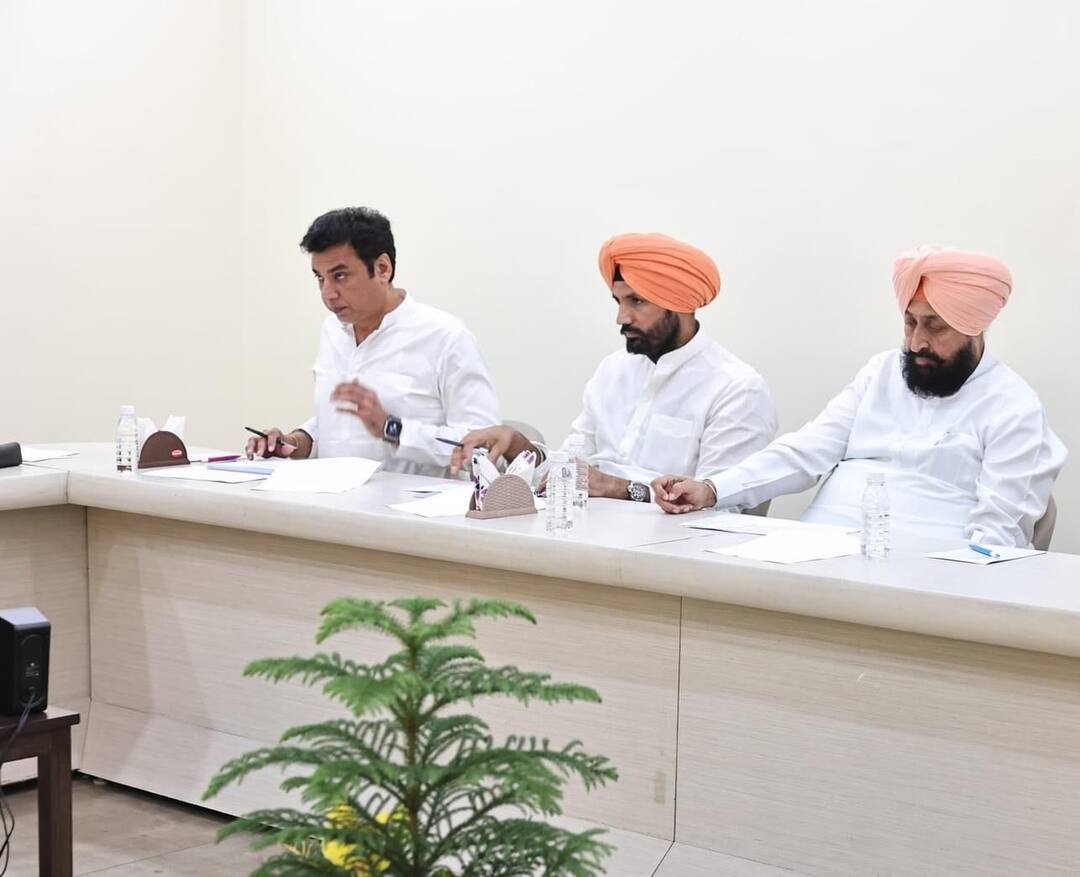 Punjab Politics: ਪੰਜਾਬ ਦੀਆਂ ਬਾਕੀ ਟਿਕਟਾਂ ਦਾ 'ਫਸਿਆ ਪੇਚ' ਕੱਢਣ ਲਈ ਕਾਂਗਰਸੀ ਪਹੁੰਚੇ ਦਿੱਲੀ ! ਅੱਜ ਹੋ ਸਕਦਾ ਐਲਾਨ ? Punjab Congress List of candidates may be released today know candidate list Punjab Politics: ਪੰਜਾਬ ਦੀਆਂ ਬਾਕੀ ਟਿਕਟਾਂ ਦਾ 'ਫਸਿਆ ਪੇਚ' ਕੱਢਣ ਲਈ ਕਾਂਗਰਸੀ ਪਹੁੰਚੇ ਦਿੱਲੀ ! ਅੱਜ ਹੋ ਸਕਦਾ ਐਲਾਨ ?