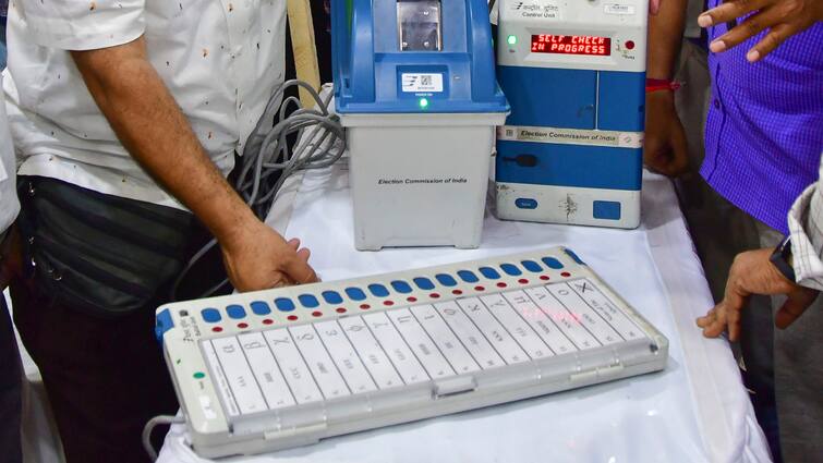 Lok Sabha Election 2024: more than 6 to 7 place has evm machine will be damaged in initially voting time in gujarat LokSabha: સવાર સવારમાં જ આ 6 થી 7 જગ્યાએ EVM મશીન ખોટકાયું, મતદારો વૉટિંગ કર્યા પરત ફર્યા