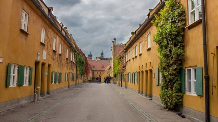 রাত ১০টায় ফুগাহা আবাসনের মূল ফটক বন্ধ হয়ে যায়। তার আগে ঢুকে পড়তে হবে ঘরে। কোনও কারণে যদি দেরি হয়, তাহলে পাহারাদারের হাতে ৫০ টাকা জরিমানা দিয়ে ঢুকতে হবে। ফ্রিপিক