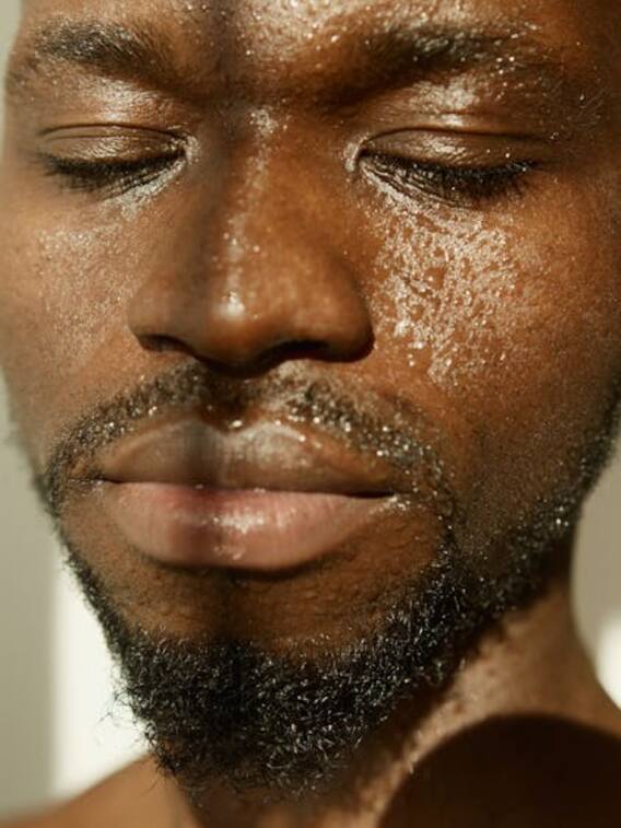 गर्मियों में हमारे शरीर से पसीना क्यों निकलता है?