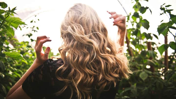Summer Hair Care Tips: চুলের স্বাস্থ্যের খেয়াল রাখার জন্য ব্যবহার করা প্রয়োজন হেয়ার মাস্ক। চুলের ময়শ্চারাইজড ভাব বজায় রাখার জন্য বাড়িতেই তৈরি করে নিতে পারেন হাইড্রেটিং হেয়ার মাস্ক।