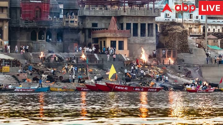 मणिकर्णिका घाट, वाराणसी में सबसे प्रसिद्ध, पवित्र और सबसे पुराने घाटों में से एक है. मान्यता है भगवान शिव देवी सती के जलते हुए शरीर को  हिमालय लेकर जा रहे थे, तब मणिकर्णिका घाट पर माता सती के कान का आभूषण गिर गया था.उसके बाद से यहां इस घाट पर हिंदू रीति रिवाजों से अंतिम संस्कार किया जाता है.