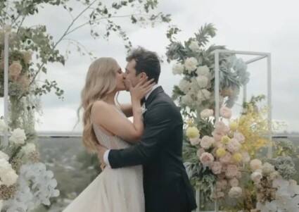 ਉਹ ਇੰਸਟਾਗ੍ਰਾਮ ਰਾਹੀਂ ਪ੍ਰਸ਼ੰਸਕਾਂ ਨਾਲ ਆਪਣੀ ਜ਼ਿੰਦਗੀ ਦੀਆਂ ਝਲਕੀਆਂ ਸਾਂਝੀਆਂ ਕਰਦੀ ਰਹਿੰਦੀ ਹੈ। ਉਹ ਅਕਸਰ ਟਰੈਵਿਸ ਨਾਲ ਤਸਵੀਰਾਂ ਵੀ ਸ਼ੇਅਰ ਕਰਦੀ ਰਹਿੰਦੀ ਹੈ।