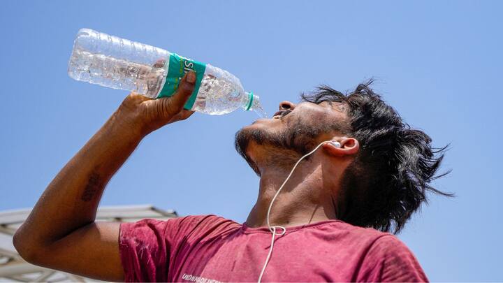 শুধু দক্ষিণবঙ্গই নয়, প্রবল গরমে নাজেহাল উত্তরের জেলাগুলিতেও। সোমবার এবং মঙ্গলবার গরম এবং আর্দ্রতাজনিত অস্বস্তি বজায় থাকবে মালদা, উত্তর ও দক্ষিণ দিনাজপুর।