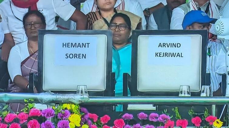 Empty chairs on stage for Hemant Soren Arvind Kejriwal at INDIA rally in Ranchi கெஜ்ரிவால், சோரனுக்காக காலியாக விடப்பட்ட இருக்கைகள்! பொதுக்கூட்ட மேடையை தெறிக்கவிட்ட INDIA கூட்டணி!