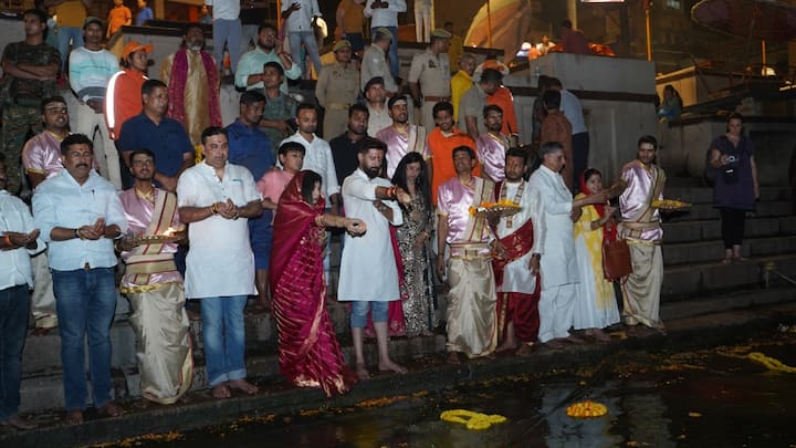 UP News: चुनावी माहौल के दौरान लोक जनशक्ति पार्टी के नेता चिराग पासवान ने वाराणसी पहुंचकर मां गंगा की पूजा की. इसके बाद उनहोंने मां गंगा की आरती भी देखी.