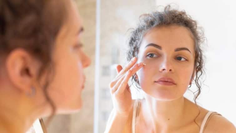 Skin Care: चेहरे पर प्राइमर लगाना सही या नहीं? जानें इससे स्किन पर क्या असर पड़ता है? good to apply primer on face or not Know its effect on the skin Skin Care: चेहरे पर प्राइमर लगाना सही या नहीं? जानें इससे स्किन पर क्या असर पड़ता है?