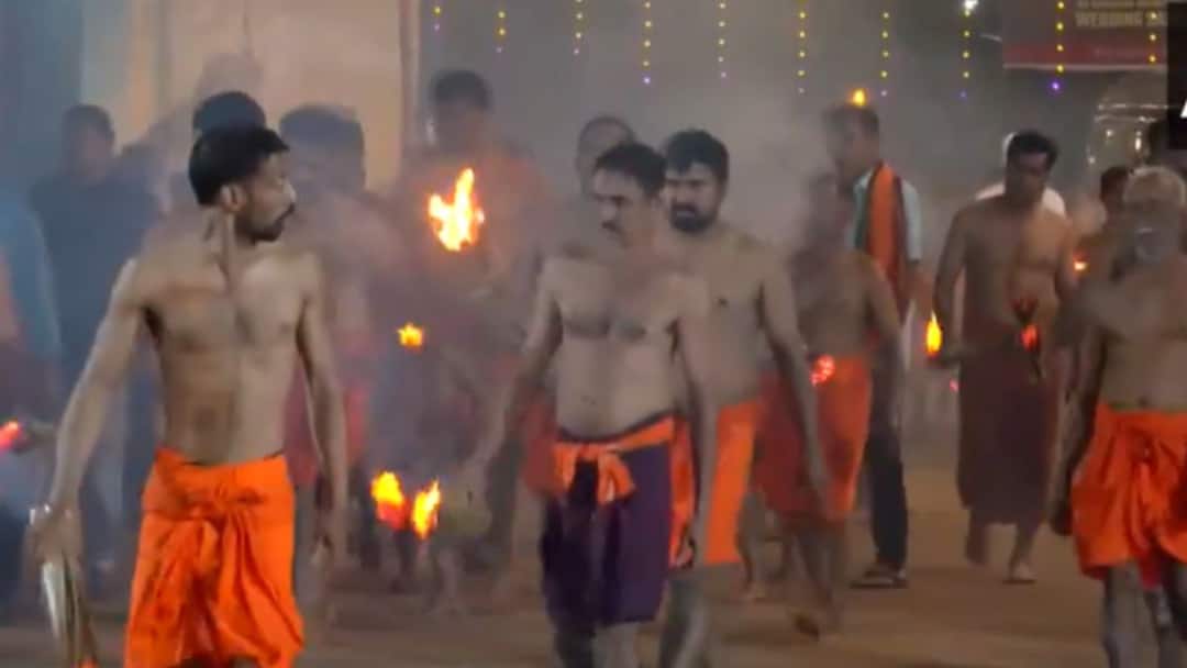 Watch Video: துர்க்கை அம்மனுக்கு நடத்தப்படும் அக்னி கேளி சடங்கு.. அப்படி என்ன விஷேசம்?