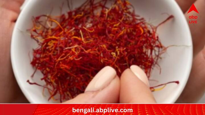 জাফরানের ক্ষেত্রে ফ্রিজে রাখা একদম মানা। এতে তার বর্ণ ও গন্ধ দুটোই উড়ে যেতে পারে। ফলে সতর্ক হয়ে এগুলি সংরক্ষণ করা দরকার। (ছবি:PIXABAY)
