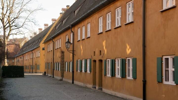 মাত্র ৫২টি বাড়ি দিয়ে প্রথম ওই সোসাইটি তৈরি হয়, তার পর থেকে ক্রমশ বিস্তার ঘটেছে। একটি টাউন স্কোয়্যার এবং একটি গির্জাও রয়েছে। বর্তমানে ১৪০টি অ্যাপার্টমেন্ট রয়েছে। প্রতিবছর বহু মানুষ সেখানে থাকতে চেয়ে আবেদন জানান। ফ্রিপিক