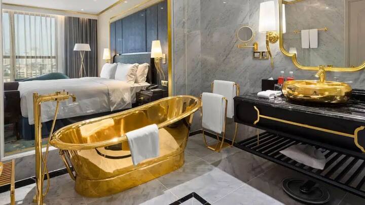 ওই হোটেলে ৩৪২টি ঘর রয়েছে। শৌচাগারে বসানো বাথটব পর্যন্ত সোনার পাতে মোড়া। তবে সোনায় মোড়া হোটেল বলেই আকাশছোঁয়া ভাড়া নয়। বরং সাধ্যের মধ্যেই খরচ। ছবি: হোটেল ডলচের ওয়েবসাইট থেকে সংগৃহীত।