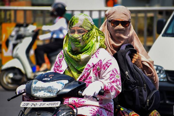 তবে বৃষ্টি হলেও, গরম আর অস্বস্তি একই থাকবে, এমনটাই জানিয়েছে আলিপুর আবহাওয়া দফতর।