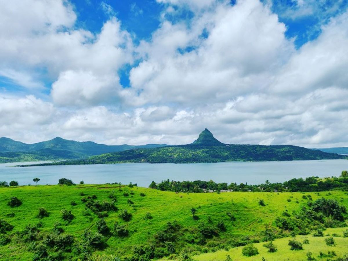 Travel : पुण्याजवळील वस्त्यांमध्ये लपलीत 'ही' ठिकाणं, निवांत क्षण अनुभवा! उन्हाळा-पावसाळ्यात भेट देण्यास Best ऑप्शन