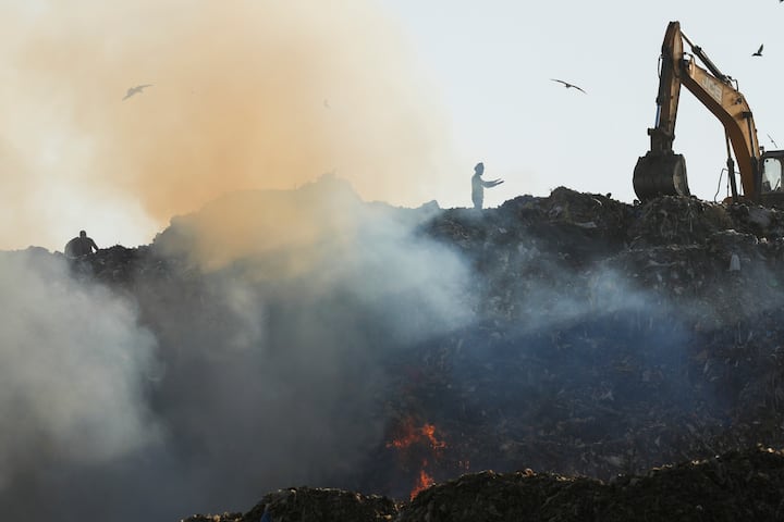 Many fire brigade vehicles reached Ghazipur landfill site to control the massive fire.