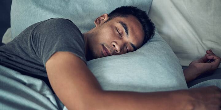 ਬਿਹਤਰ ਨੀਂਦ ਦੀ ਗੁਣਵੱਤਾ: ਕੀ ਤੁਹਾਨੂੰ ਲੱਗਦਾ ਹੈ ਕਿ ਸ਼ਰਾਬ ਤੁਹਾਨੂੰ ਸੌਣ ਵਿੱਚ ਮਦਦ ਕਰਦੀ ਹੈ? ਅਜਿਹਾ ਸੋਚਣਾ ਬੰਦ ਕਰ ਦਿਓ ਕਿਉਂਕਿ ਇਸ ਦਾ ਸੇਵਨ ਕਰਨ ਨਾਲ ਨਹੀਂ ਸਗੋਂ ਇਸ ਨੂੰ ਛੱਡਣ ਨਾਲ ਤੁਸੀਂ ਬਿਹਤਰ ਅਤੇ ਆਰਾਮਦਾਇਕ ਨੀਂਦ ਲੈ ਸਕਦੇ ਹੋ।