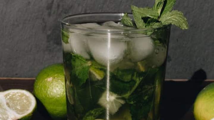 கோடை காலத்தில் உடலுக்கு நீர்ச்சத்து மிகவும் அவசியமான ஒன்று. புதினா இலை நோய் எதிர்ப்பு சக்தியை வலுப்படுத்தி குடல் செரிமான  அமைப்பை மேம்படுத்துகிறது. கோடை காலத்தில்  ஏன் அவசியம் புதினா நீரை சேர்க்க வேண்டும் என உங்களுக்கு தெரியுமா ?