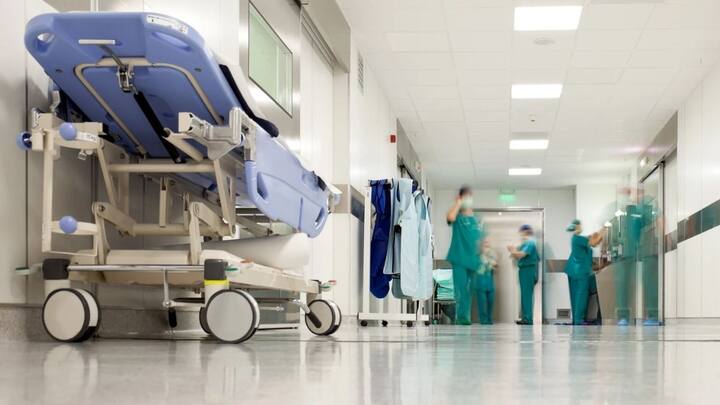 आयुष्मान भारत योजना के तहत सूचीबद्ध प्राइवेट और सरकारी अस्पताल दोनों में ही आयुष्मान कार्ड धारक इलाज करवा सकता है.