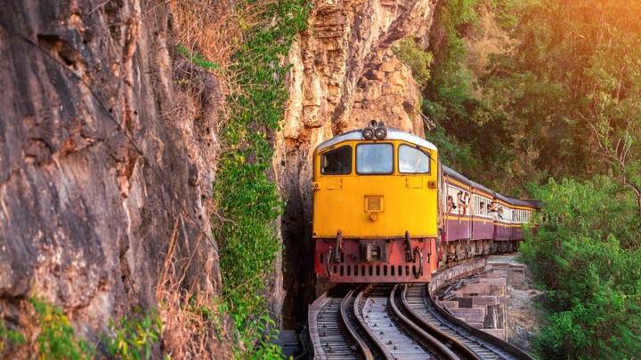 आपके मन में कभी यह सवाल तो आया होगा कि आखिर ऐसी क्या वजह है कि रात को ट्रेन दिन के बजाय काफी तेज रफ्तार में चलती है.