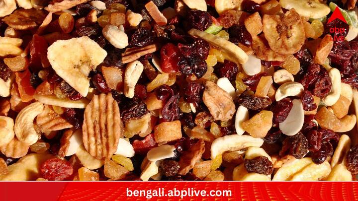 'ড্রায়েড ফ্রুটস'-র ক্ষেত্রে কী করেন? বেশিরভাগ ক্ষেত্রে ফ্রিজে জমিয়ে রাখাই দস্তুর। কিন্তু এর মধ্যে যে প্রাকৃতিক সুগার রয়েছে, ফ্রিজে রাখলে তা নষ্ট হয়ে যেতে পারে। ফলে ফ্রিজে রাখা ড্রায়েড ফ্রুটস-র স্বাদ বদলে যায়।  (ছবি:PIXABAY)