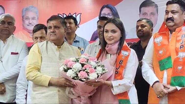 Uttarakhand Congress leader Harak Singh Rawat Daughter in law Anukriti Gusain joins BJP ANN Uttarakhand News: पूर्व मंत्री हरक सिंह रावत की बहू अनुकृति गुसाईं बीजेपी में शामिल, महेंद्र भट्ट ने दिलाई सदस्यता