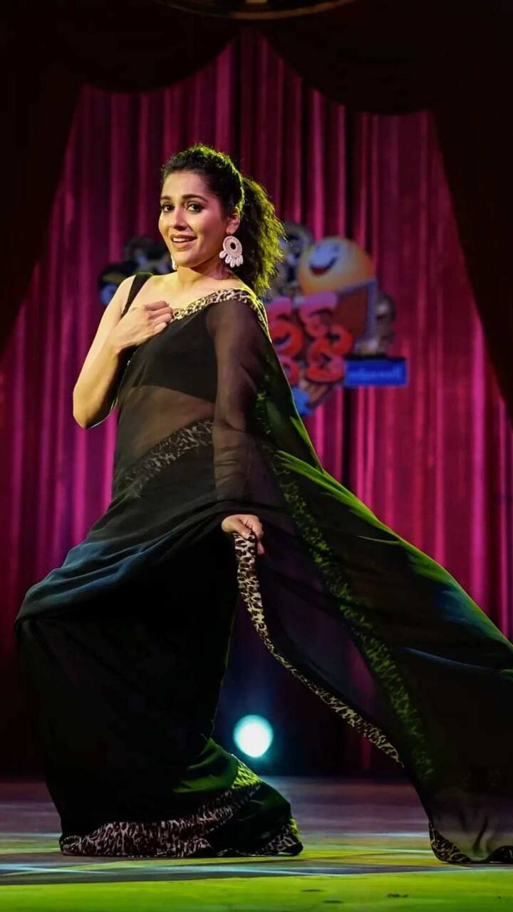 రష్మి అందం రోజు రోజుకు పెరుగుతుందంటూ కామెంట్స్ పెడుతున్నారు. Photo Credit: Rashmi Gautam/Instagram