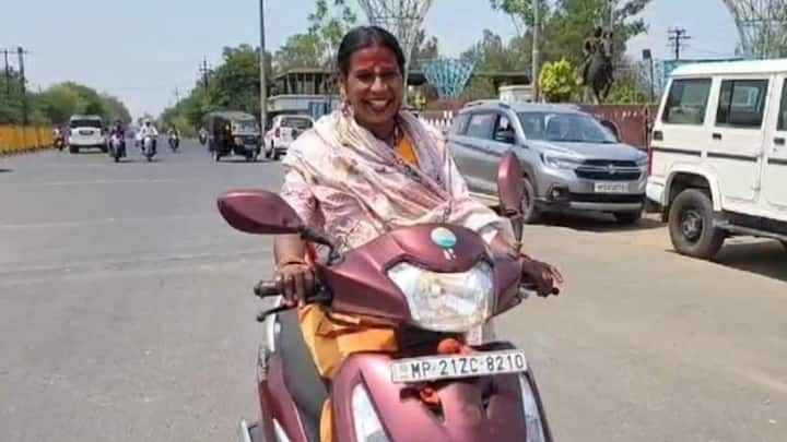 Damoh Lok Sabha Election 2024 Transgender Independent Candidate Durga Mausi Filed Nomination BJP Congress ANN दमोह सीट पर दुर्गा मौसी ने बीजेपी-कांग्रेस की बढ़ाई टेंशन? हर दिन स्कूटी से 100 KM चलकर करती हैं प्रचार
