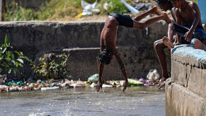মঙ্গলবার পূর্ব এবং পশ্চিম মেদিনীপুর, ঝাড়গ্রাম, বাঁকুড়া, বীরভূম, মুর্শিদাবাদ, পূর্ব এবং পশ্চিম বর্ধমান জেলায় কমলা সতর্কতা জারি করা হয়েছে।
