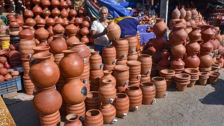 সোমবার কমলা সতর্কতা জারি করা হয়েছে পূর্ব এবং পশ্চিম মেদিনীপুর, ঝাড়গ্রাম, বাঁকুড়া, বীরভূম, মুর্শিদাবাদ, পূর্ব এবং পশ্চিম বর্ধমানে।