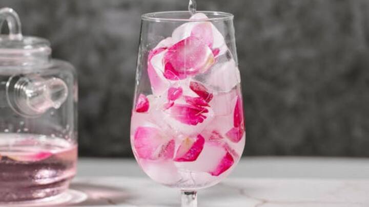 ঠান্ডা জলই শুধু নয়, তার সঙ্গে বাড়ছে বরফ মিশিয়ে পানের অভ্যেস। প্রবল দাবদাহের মধ্যে তাতে মিলছে ক্ষণিকের স্বস্তি। কিন্তু আদৌ কতটা শরীরের জন্য ভাল এই জল?