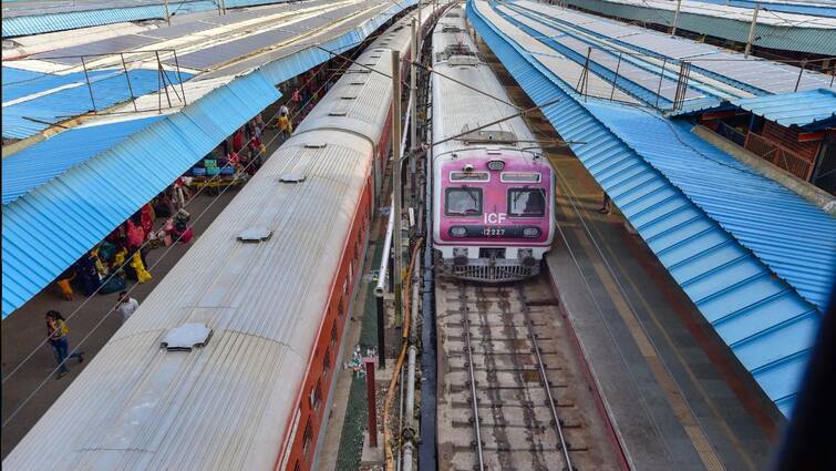 woman without ticket refuses to vacate seat argues with passengers railways reacts viral video Indian Railway: 'मैं रेलवे से हूं', ट्रेन में बिना टिकट यात्रा कर रही महिला ने सीट खाली करने से किया इनकार, रेलवे ने दिया ये जवाब
