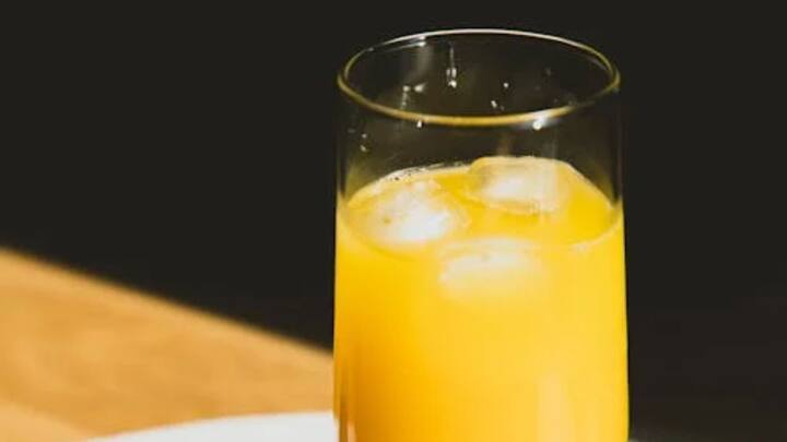 গরম পড়তেই ফের শুরু ঠান্ডা জল পান। কখনও বা কোল্ড ড্রিঙ্ক কখনও আবার রাস্তা থেকে বিভিন্ন রঙিন জল পানের প্রবণতা বাড়ছে।