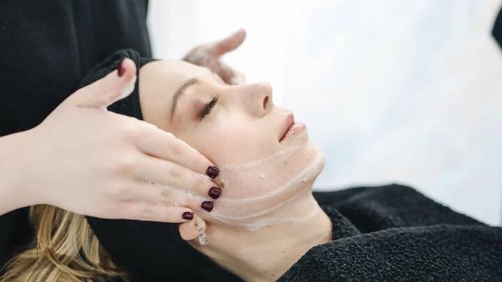 அடிக்கடி முகப்பொலிவு க்ரீம்களை பயன்படுபவர்களா? நீங்கள் இனி எச்சரிக்கையாக இருக்க வேண்டிய நேரம் வந்துவிட்டது.முகப்பொலிவு க்ரீம்கள் சருமத்திற்கு பளபளப்பை தருவதோடு மட்டுமல்லாமல் சிறுநீரக பிரச்சனையை உண்டாக்கவும் வாய்ப்புள்ளதாக ஆய்வாளர்கள் கூறுகின்றனர்.