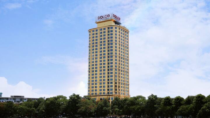 ঐশ্বর্য, বৈভবের সঙ্গে খামখেয়ালিপনাও মাথাচাড়া দেয়। যে কারণে কেউ বাড়ির শৌচাগারই মুড়ে দেন সোনায়। সোনা-রুপোর থালা-বাসন ছাড়া খাবার মুখে ওঠে না কারও কারও। কিন্তু সোনায় মোড়া আস্ত হোটেলের কথা শুনেছেন কি?  ছবি: হোটেল ডলচের ওয়েবসাইট থেকে সংগৃহীত।