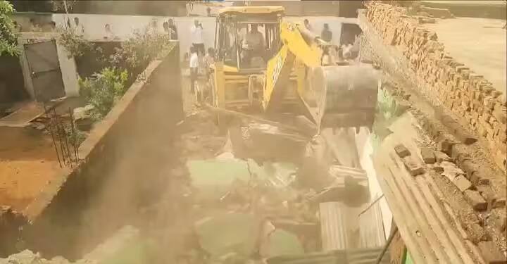 Guna Rape Case: madhya pradesh guna rape case accused ayan pathan house demolished by bulldozer Crime: ફેવિક્વિકથી હોઠ ચોંટાડ્યા, ઘા પર લાલ મરચું ભર્યું.... છોકરી સાથે દુષ્કર્મ કરનારા મુસ્લિમ આરોપીના ઘર પર ફરી વળ્યું બૂલડૉઝર