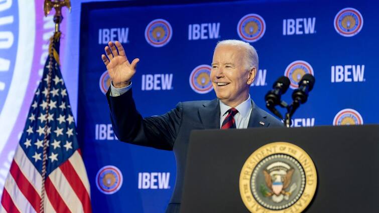 TikTok Ban In America US President Joe Biden signs the bill TikTok Ban In America: टिकटॉक पर अमेरिका में भी लगेगा बैन, राष्ट्रपति बाइडेन ने क्यों किए कानून पर हस्ताक्षर?