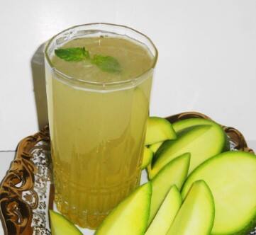 ਅੰਬ ਪੰਨਾ ਗਰਮੀਆਂ 'ਚ ਸਰੀਰ ਨੂੰ ਹਾਈਡ੍ਰੇਟ ਕਰਨ ਦੇ ਨਾਲ-ਨਾਲ ਗਰਮੀ ਤੋਂ ਵੀ ਬਚਾਉਣਾ ਹੁੰਦਾ ਹੈ। ਇਨ੍ਹਾਂ ਦਿਨਾਂ 'ਚ ਕਈ ਲੋਕਾਂ ਦਾ ਹਾਜ਼ਮਾਂ ਵੀ ਖਰਾਬ ਹੋ ਜਾਂਦਾ ਹੈ ਅਤੇ ਬਦਹਜ਼ਮੀ, ਗੈਸ, ਬਲੋਟਿੰਗ ਵਰਗੀਆਂ ਸਮੱਸਿਆਵਾਂ ਰਹਿੰਦੀਆਂ ਹਨ।