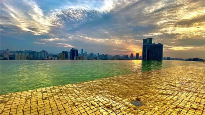 হোটেলের ছাদে ইনফিনিটি পুল রয়েছে। সেখানে সাঁতার কেটে সূর্যাস্ত দেখেন অনেকেই। ওই সুইমিং পুলের টাইলসে পর্যন্ত ২৪ ক্যারাট সোনার পাত বসানো রয়েছে। ছবি: হোটেল ডলচের ওয়েবসাইট থেকে সংগৃহীত।