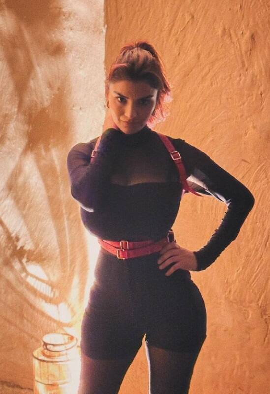 'ગંદી બાત' ફેમ અન્વેષી જૈનના બ્લેક લૂકમાં બૉલ્ડ સીન