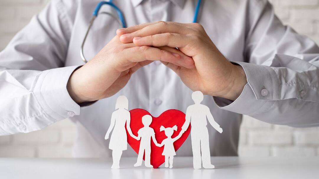 Health Insurance Age Limit: இனி 65 வயதானலும் நோ ப்ராப்ளம் - மருத்துவ காப்பீட்டிற்கான வயது வரம்பை நீக்கிய IRDAI