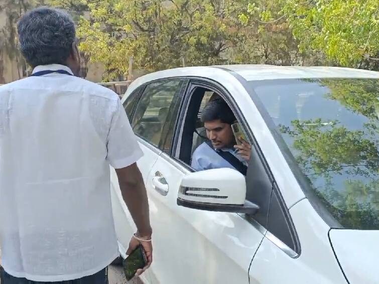 Political party agents argue as a vehicle enters the counting center Coimbatore polling day lok sabha election 2024 TNN கோவை : வாக்கு எண்ணிக்கை மையத்திற்குள் வந்த வாகனம் : அரசியல் கட்சி முகவர்கள் வாக்குவாதம்