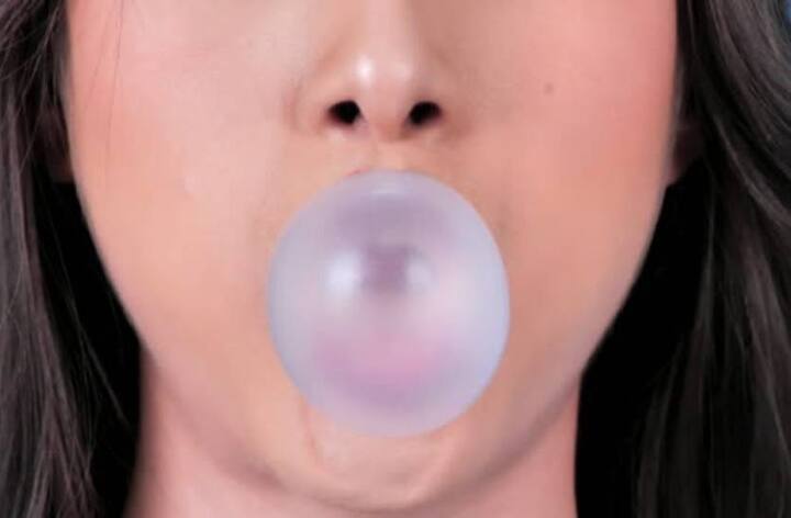 ਸਿੰਗਾਪੁਰ ਵਿੱਚ ਚਿਊਇੰਗਮ 'ਤੇ ਪਾਬੰਦੀ ਹੈ। ਦਰਅਸਲ, ਇੱਥੇ 1992 ਵਿੱਚ ਇੱਕ ਵਿਅਕਤੀ ਨੇ ਪਬਲਿਕ ਟਰਾਂਸਪੋਰਟ ਉੱਤੇ ਚਿਊਇੰਗਮ ਚਿਪਕਾਇਆ ਸੀ। ਇਸ ਕਾਰਨ ਸਿੰਗਾਪੁਰ ਦੀ ਜਨਤਕ ਆਵਾਜਾਈ ਕਈ ਘੰਟਿਆਂ ਤੱਕ ਠੱਪ ਰਹੀ, ਜਿਸ ਕਾਰਨ ਲੋਕਾਂ ਨੂੰ ਕਾਫੀ ਮੁਸ਼ਕਿਲਾਂ ਦਾ ਸਾਹਮਣਾ ਕਰਨਾ ਪਿਆ। ਉਦੋਂ ਤੋਂ ਇੱਥੇ ਚਿਊਇੰਗਮ ਦੀ ਮਨਾਹੀ ਹੈ। ਇੱਥੇ ਚਿਊਇੰਗਮ ਲਿਆਉਣ ਦੀ ਵੀ ਮਨਾਹੀ ਹੈ। ਜੇਕਰ ਤੁਸੀਂ ਸਿੰਗਾਪੁਰ ਜਾ ਰਹੇ ਹੋ ਤਾਂ ਚਿਊਇੰਗਮ ਤੋਂ ਦੂਰੀ ਬਣਾ ਕੇ ਰੱਖੋ।