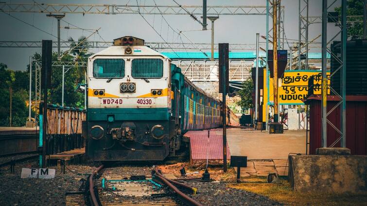 Railway Free WiFi how to connect in mobile rail network process in hindi tech news Railway Free WiFi: रेलवे स्टेशन पर यूज करना है वाईफाई? ऐसे उठाएं फ्री सर्विस का फायदा