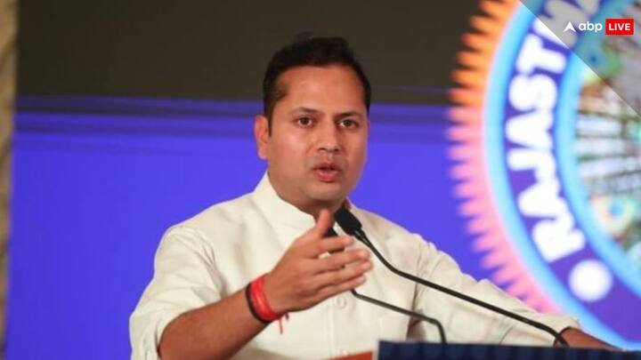 जालोर लोकसभा सीट : राजस्थान की जालोर लोकसभा सीट से पूर्व मुख्यमंत्री अशोक गहलोत के बेटे वैभव गहलोत कांग्रेस की टिकट पर चुनाव लड़ रहे हैं. वैभव अपने पिता की राजनीतिक विरासत संभाल पाएंगे या नहीं ये देखना होगा.