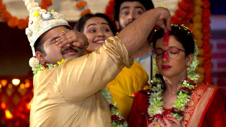 এই মতলবে সামিল হয় চাঁদ এবং সোহাগ। দু'জনে চুপচাপ সায়ন এবং খোয়াইয়ের বিয়ে দেয় একটি কালীমন্দিরে।