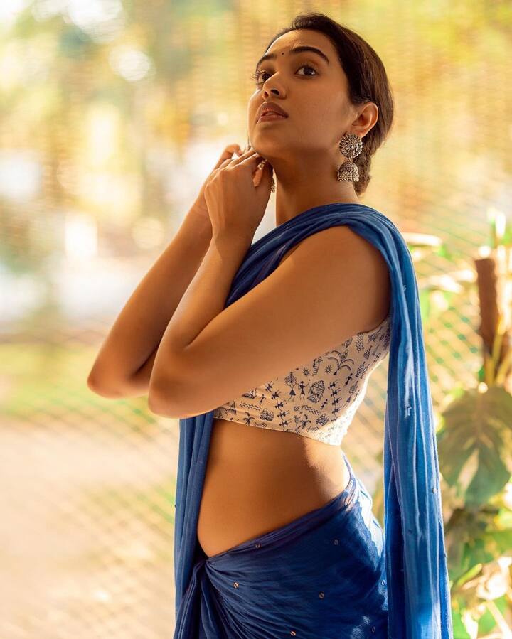 హీరోయిన్​గా దొరసానితో వచ్చి.. అనంతరం తెలుగులో పలు సినిమాల్లో నటించింది. తన లుక్స్​, నటనతో అందరినీ ఆకట్టుకుంది. (Images Source : Instagram/Shivathmikar)