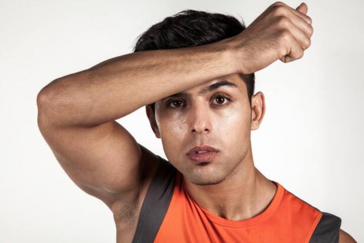 आमतौर पर एक आदमी को 0.5 से लेकर 2 लीटर तक पसीना 1 दिन में आ सकता है. जिसमें फिजिकल एक्टिविटी के दौरान पसीना बहना, गर्मी के कारण पसीना आना, मसालेदार खाने के बाद और तनाव के कारण पसीना बहना आम होता है.