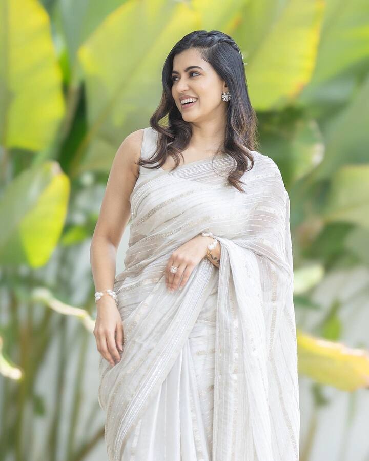 தற்போது இவர் வெள்ளை நிறப்புடவை அணிந்து சில புகைப்படங்களை பகிர்ந்துள்ளார்.